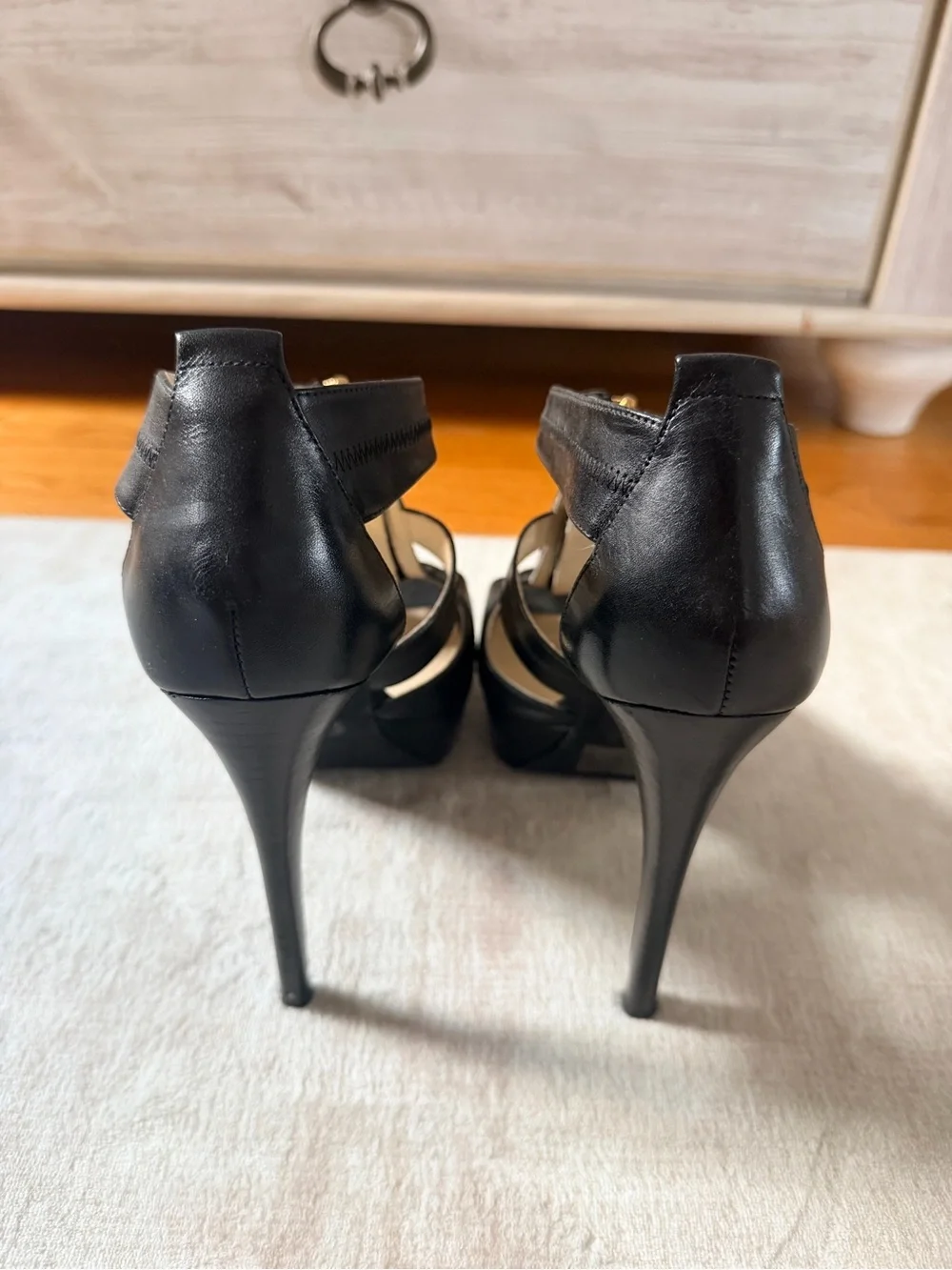 Michael Kors Black Leather T-Strap Platform Heels Size 8 Gold Zip